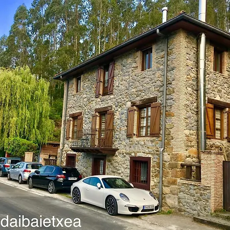 Urdaibai Etxea *